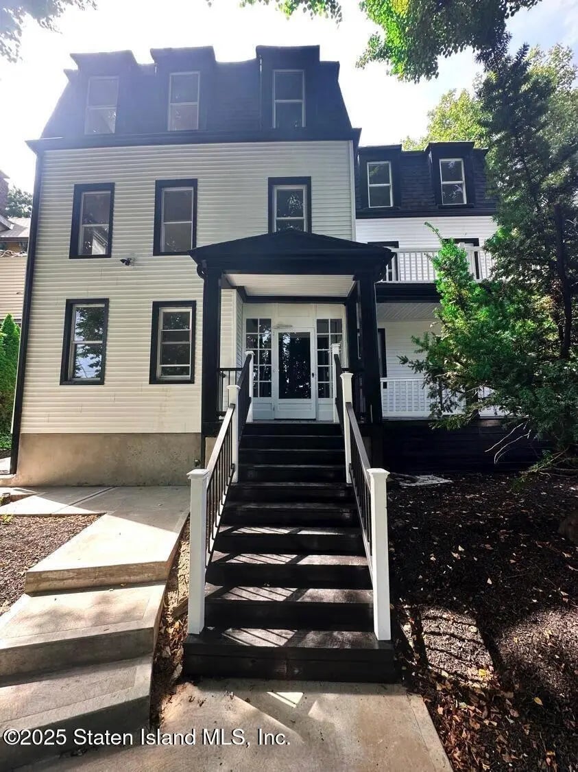 212 St. Pauls Avenue, Staten Island