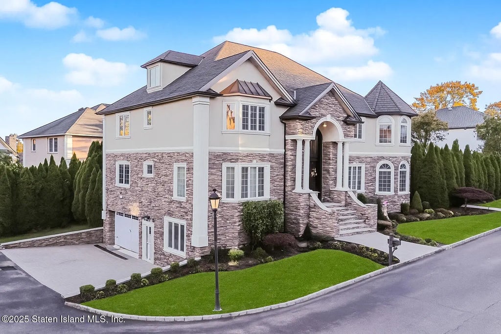 75 Utopia Court, Staten Island