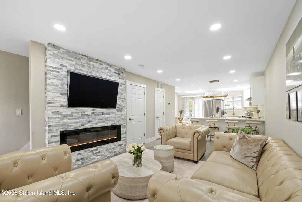 38 Deborah Loop, Staten Island