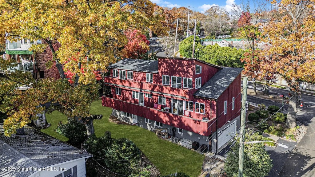 20 Signal Hill Road, Staten Island