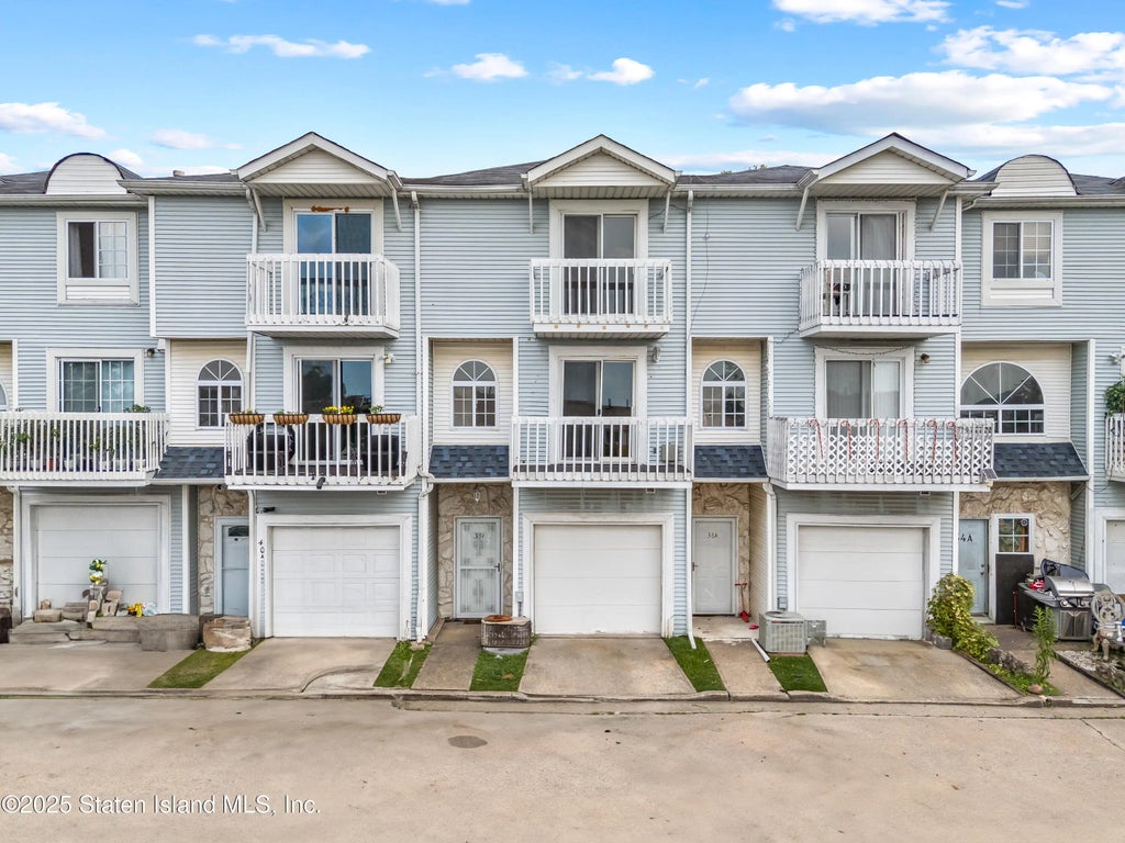 38a Country Dr East, Staten Island