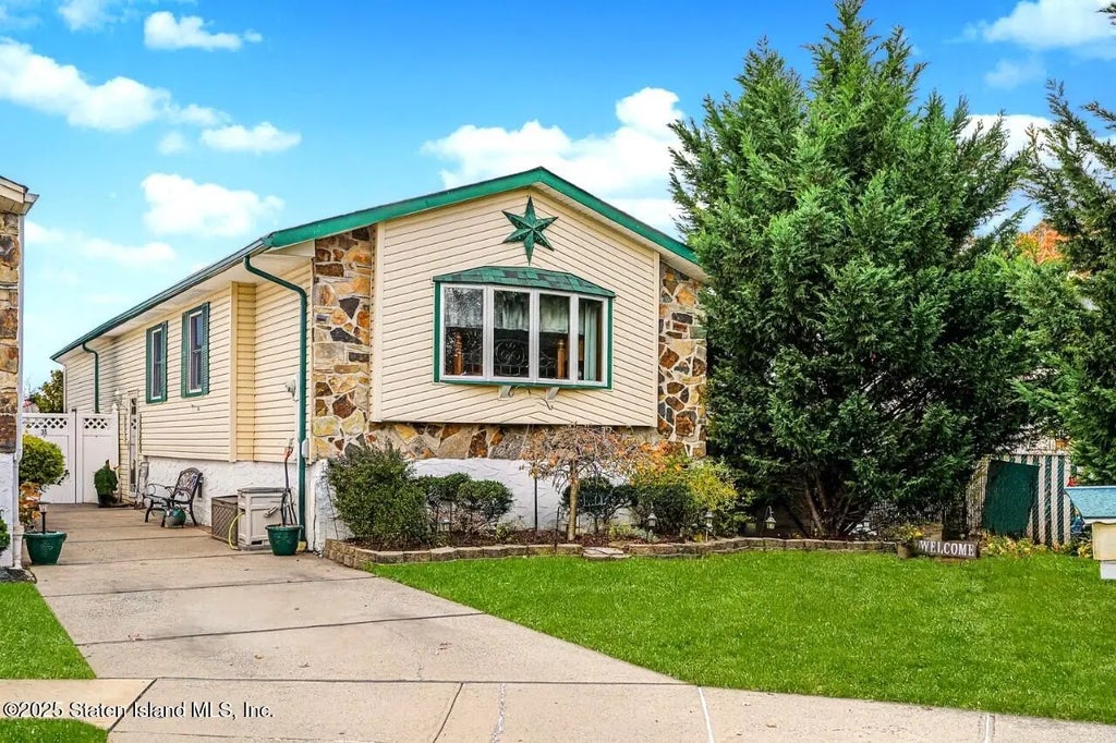 35 Nutwood Court, Staten Island