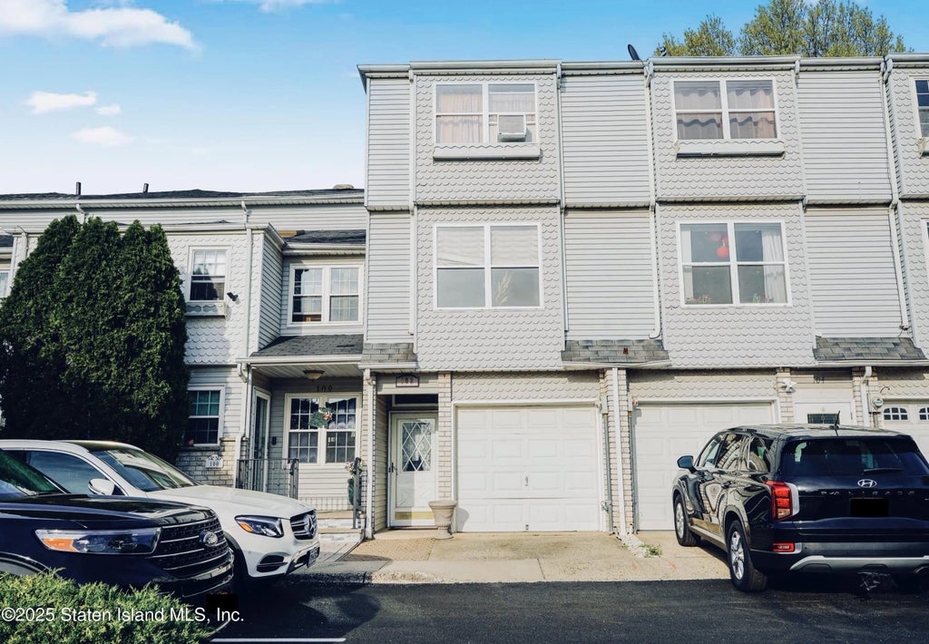 102 Lorraine Loop, Staten Island