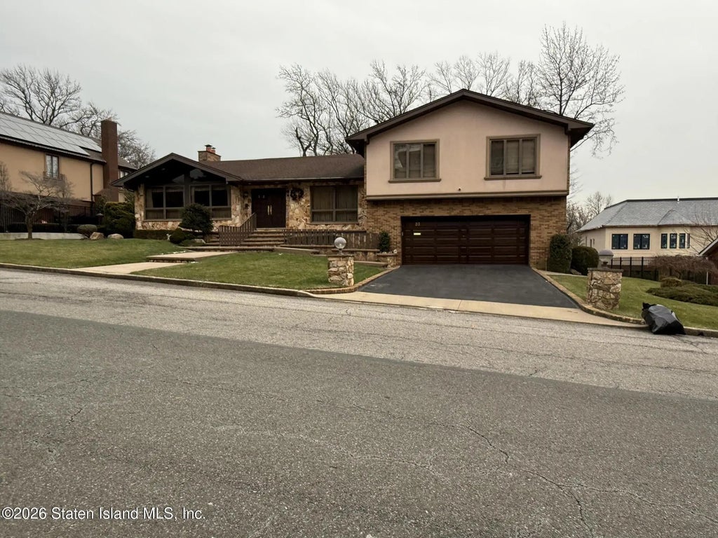 32 Hunt Lane, Staten Island