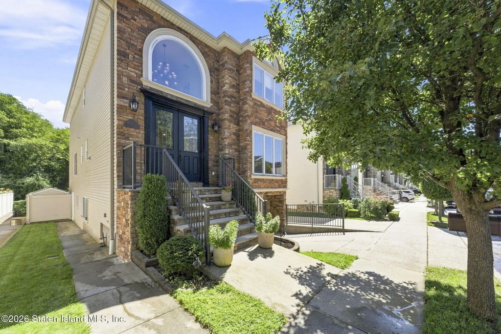 35 Brookside Loop, Staten Island