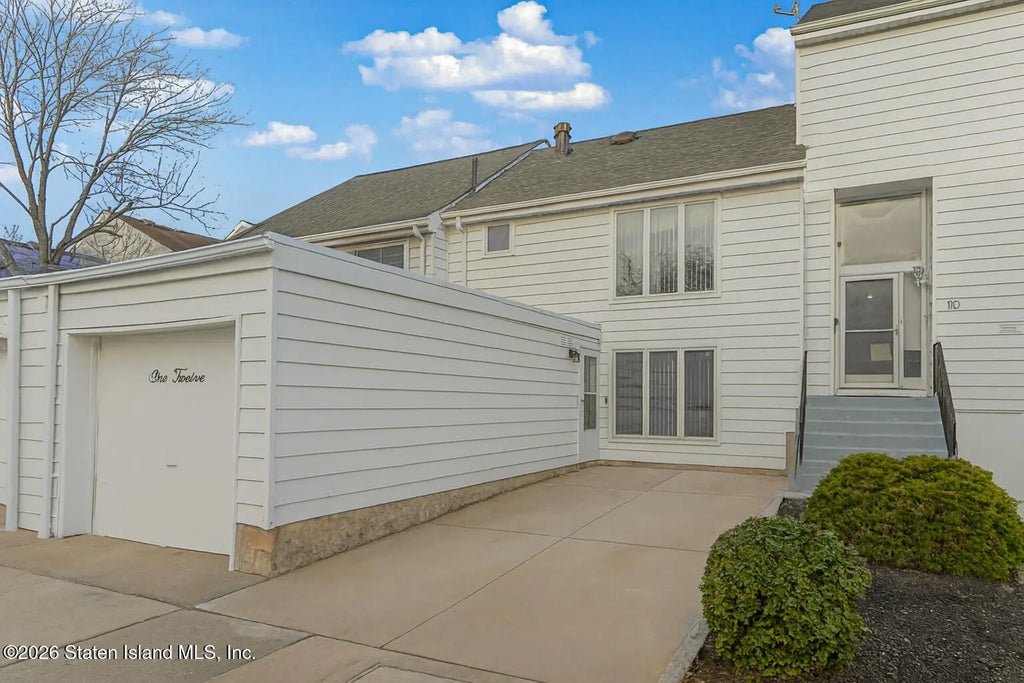 112 Hampton Green, Staten Island