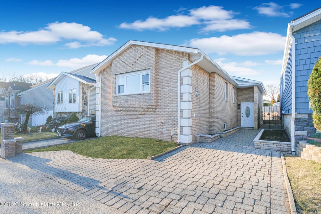 43 Country Woods Lane, Staten Island