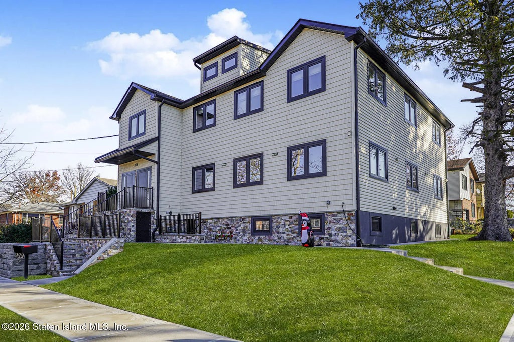 205 Hawthorne Avenue, Staten Island