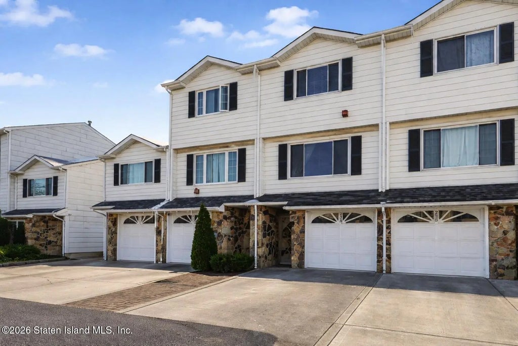 233 Carlyle Green, Staten Island