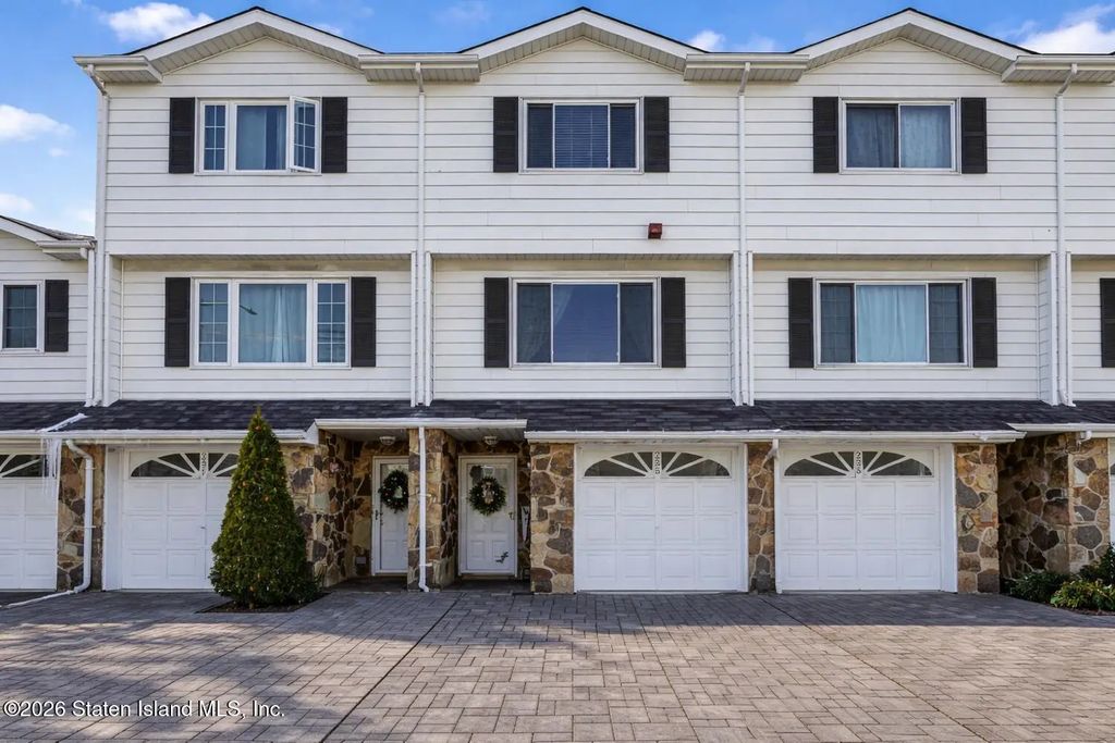 233 Carlyle Green, Staten Island