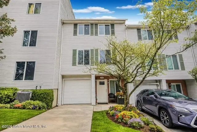 174 Ilyssa Way, Staten Island