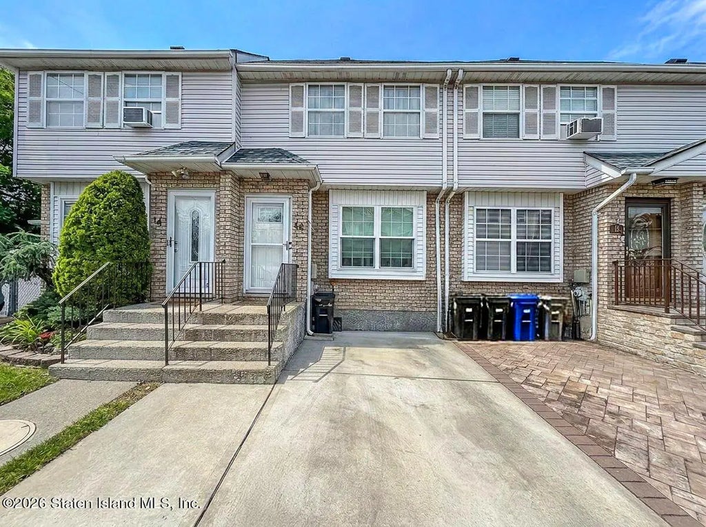 16 Deborah Loop, Staten Island