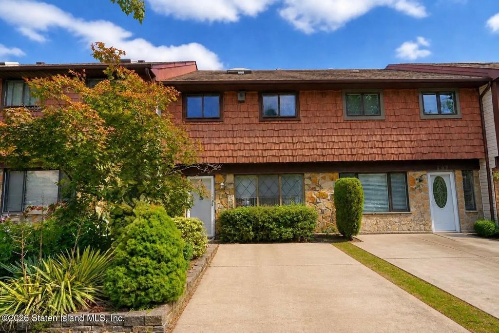 171 Rolling Hill Green, Staten Island