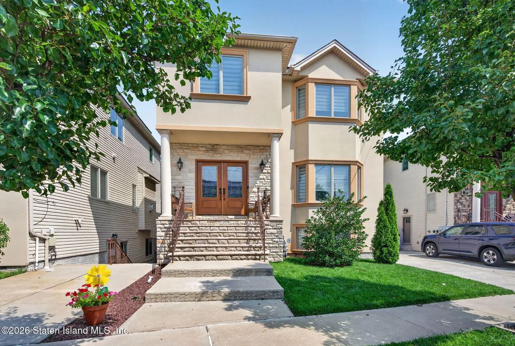 31 Aaron Lane, Staten Island