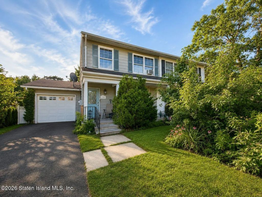100 Myrtle Street, Lakehurst