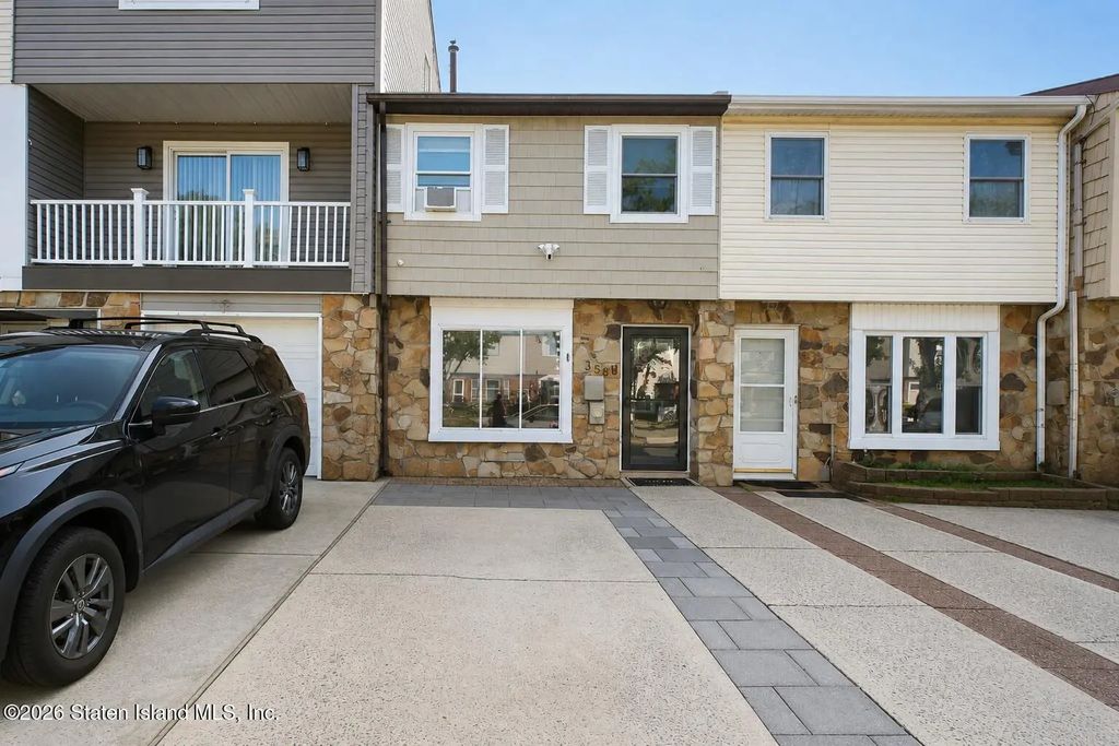358 Tanglewood Drive, Staten Island