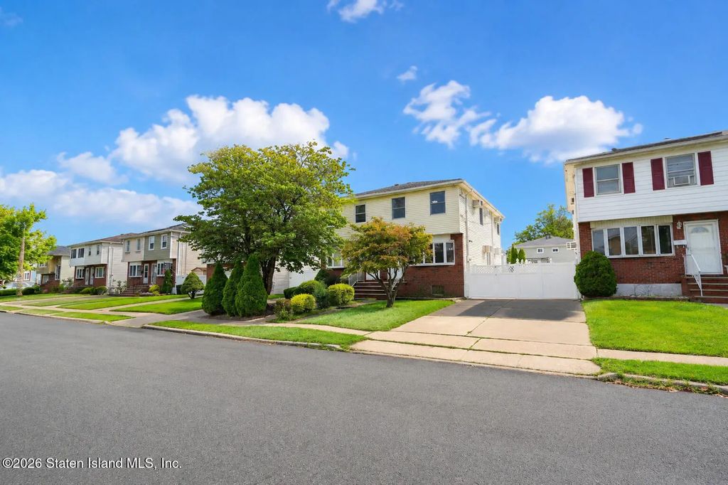 221 Abingdon Avenue, Staten Island