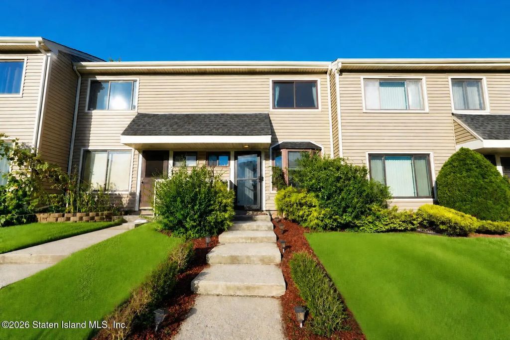 18 Arrowood Court, Staten Island