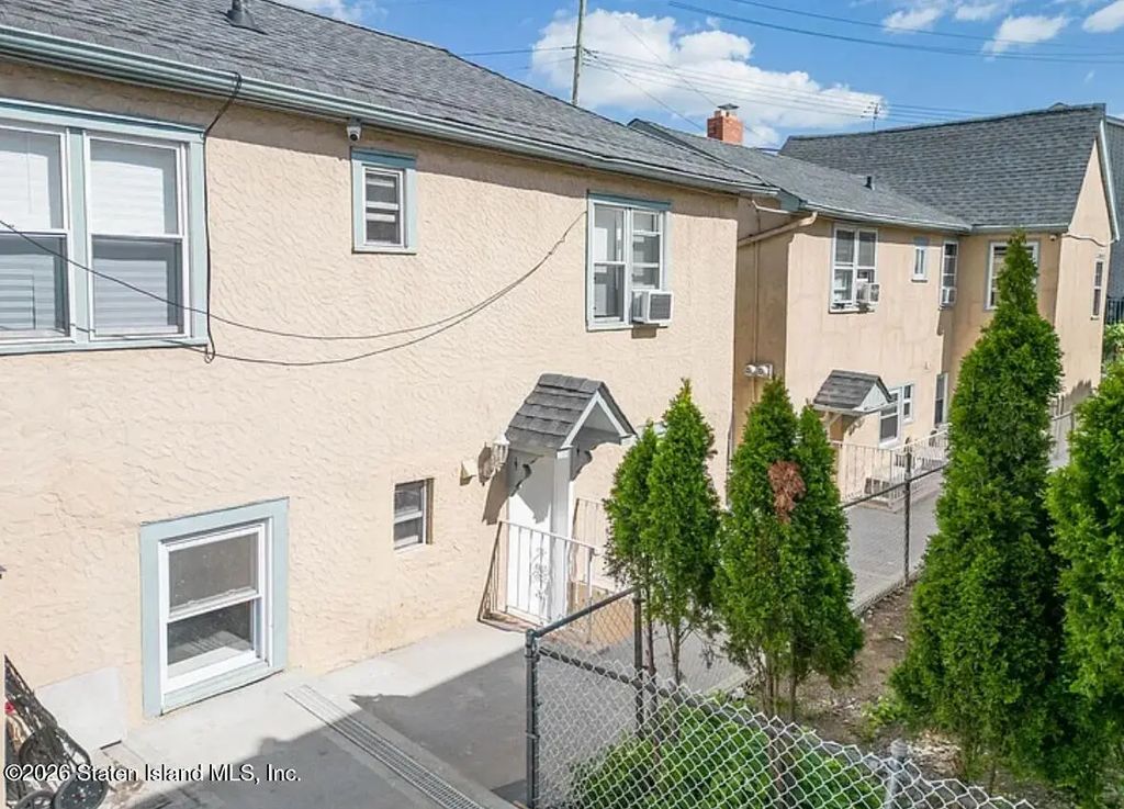 26 Robin Road, Staten Island