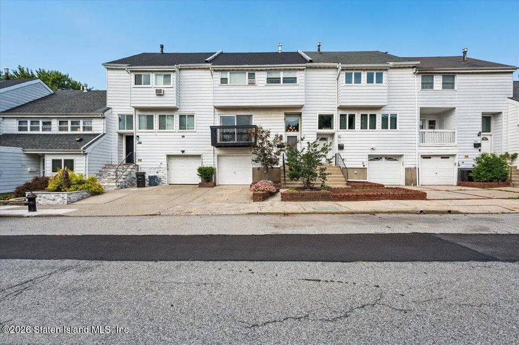 207 Dover Green, Staten Island