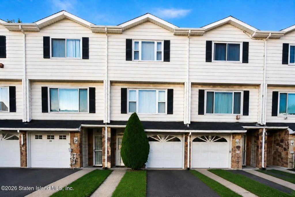 41 Carlyle Green, Staten Island