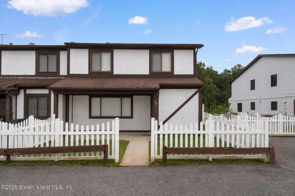 120 Parkview Loop, Staten Island
