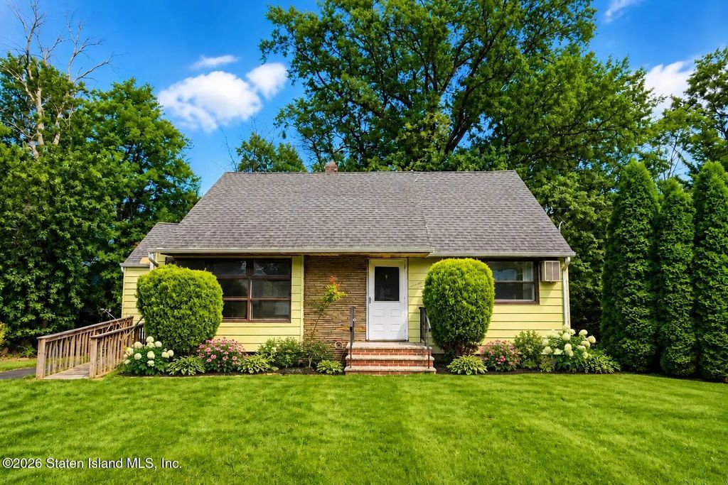 77 Independence Drive, Roselle