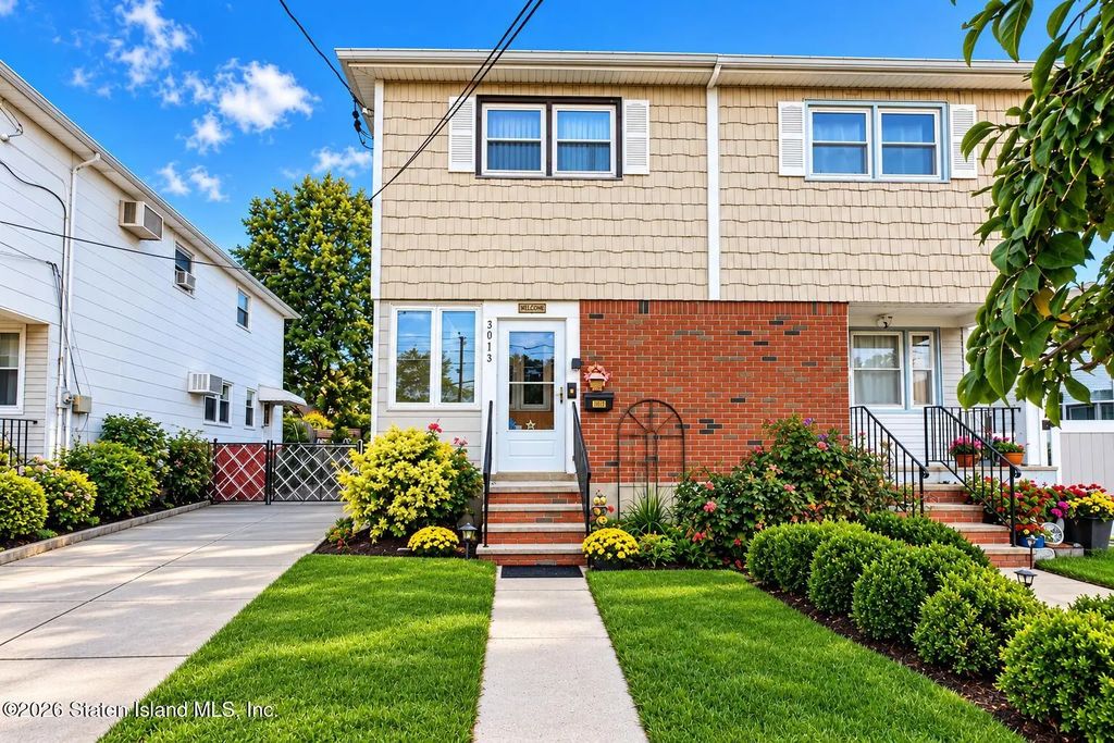 3813 Hylan Boulevard, Staten Island