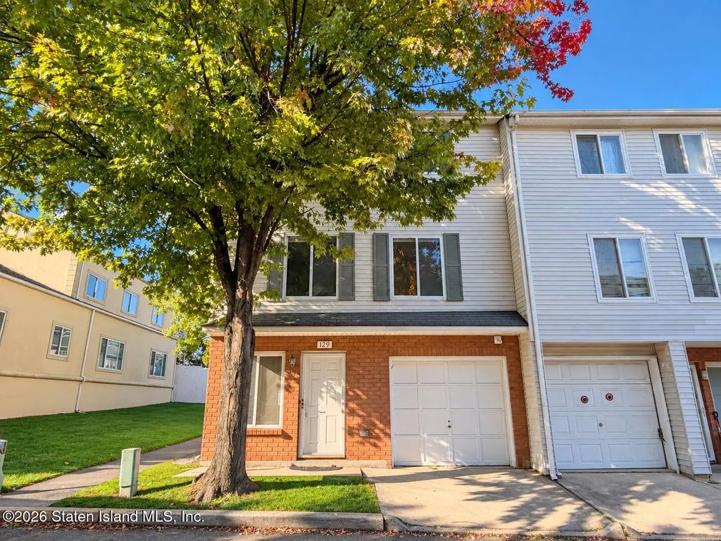 129 Ilyssa Way, Staten Island