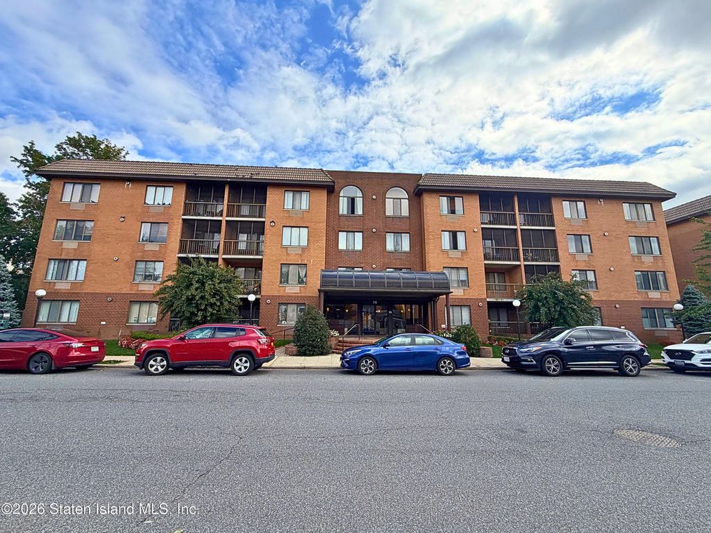 75 Essex Drive 2e, Staten Island