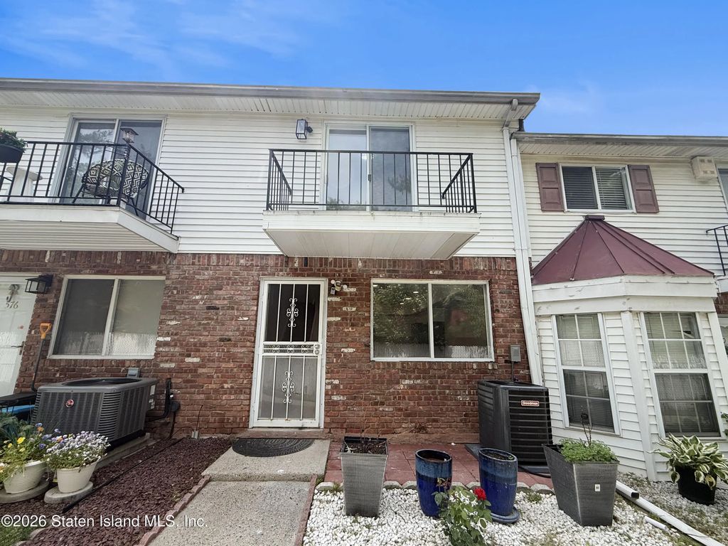 578 Golf View Court, Staten Island