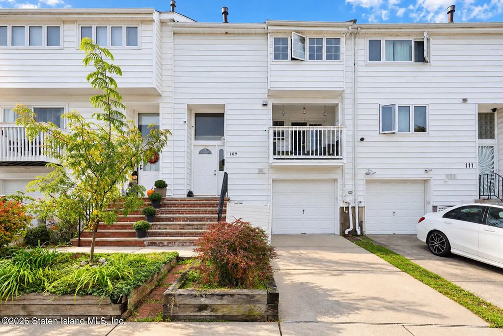 109 Hampton Green, Staten Island