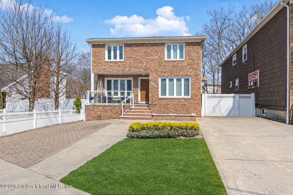 825 Willowbrook Road, Staten Island