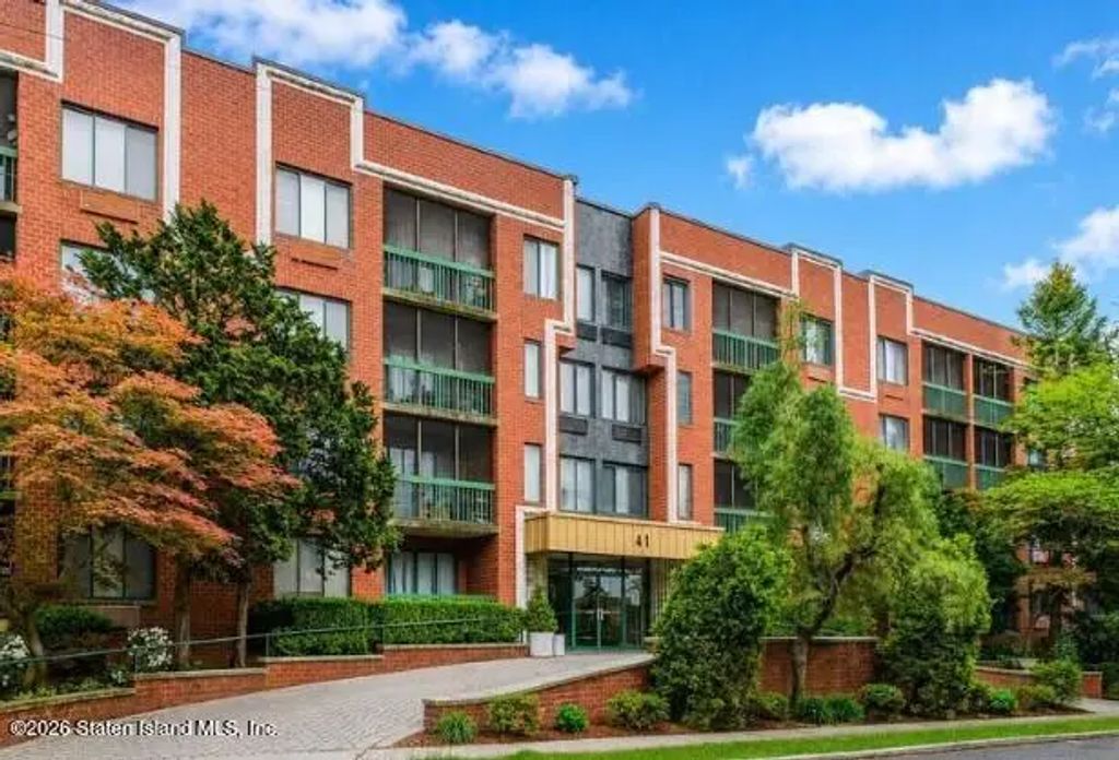 41 Wellington Court 1f, Staten Island