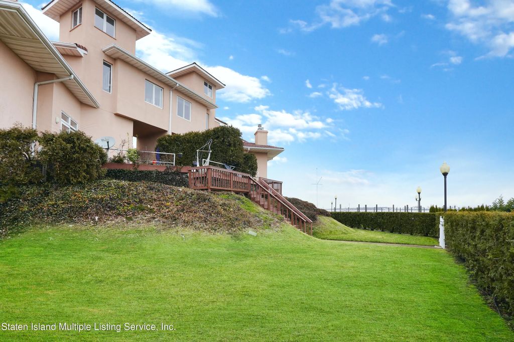 42 Harbour Court, Staten Island
