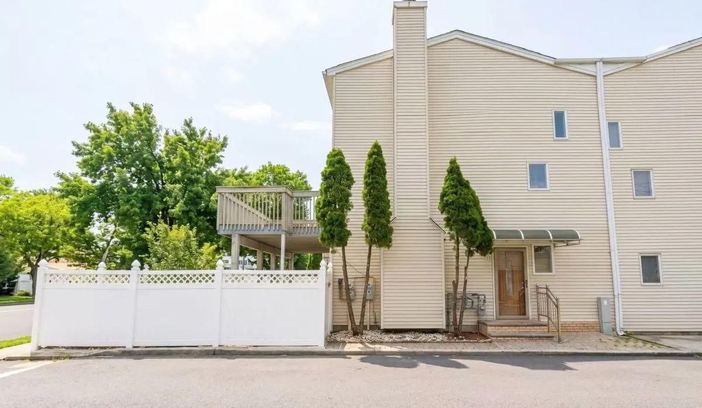 10 Challenger Drive, Staten Island
