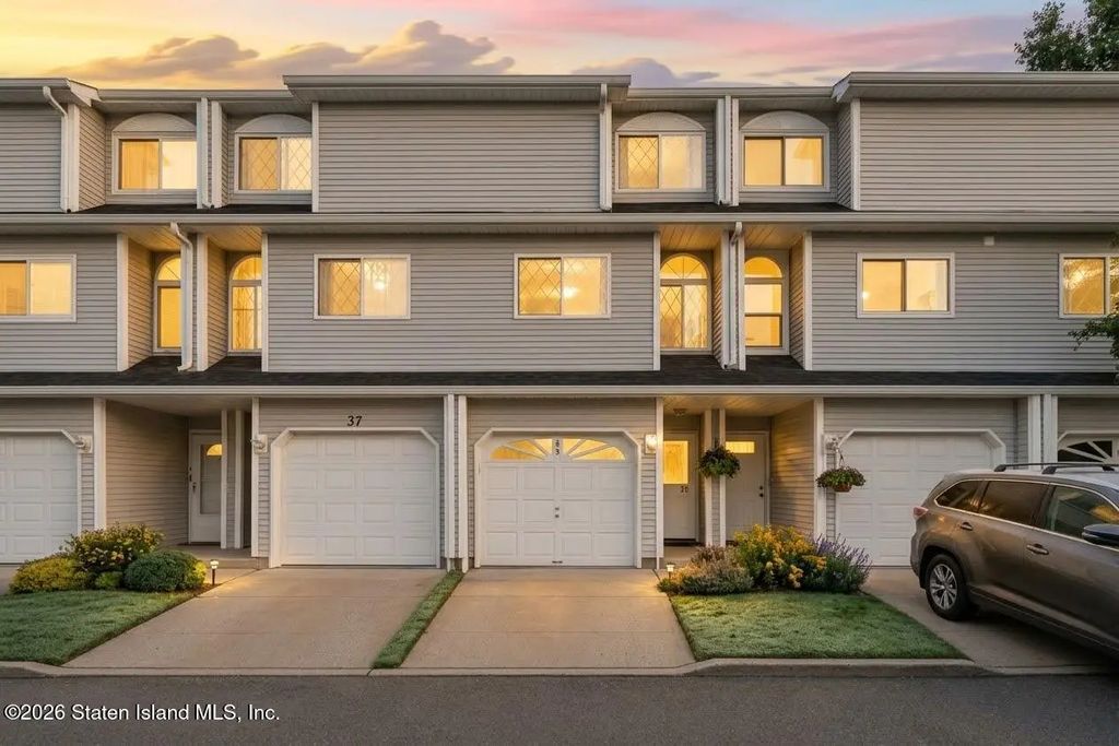 35 Simmons Loop, Staten Island