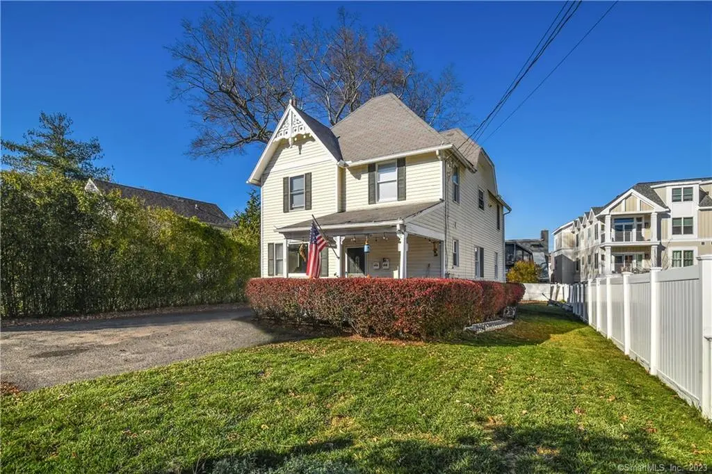 64 East Avenue, New Canaan