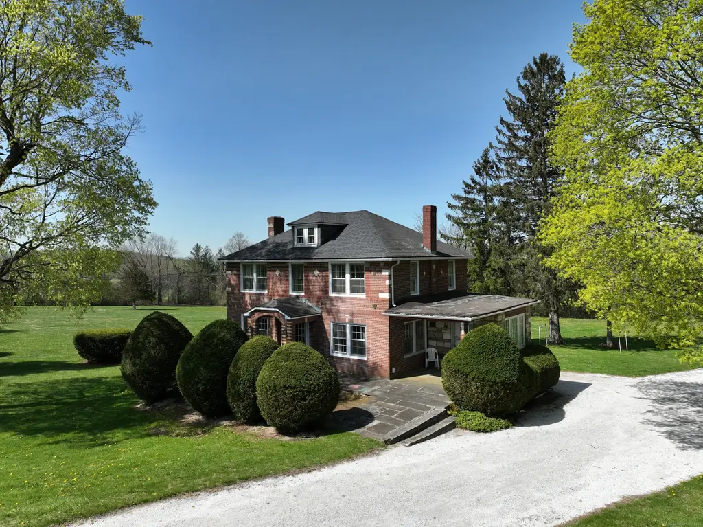 400 Gay Street, Sharon
