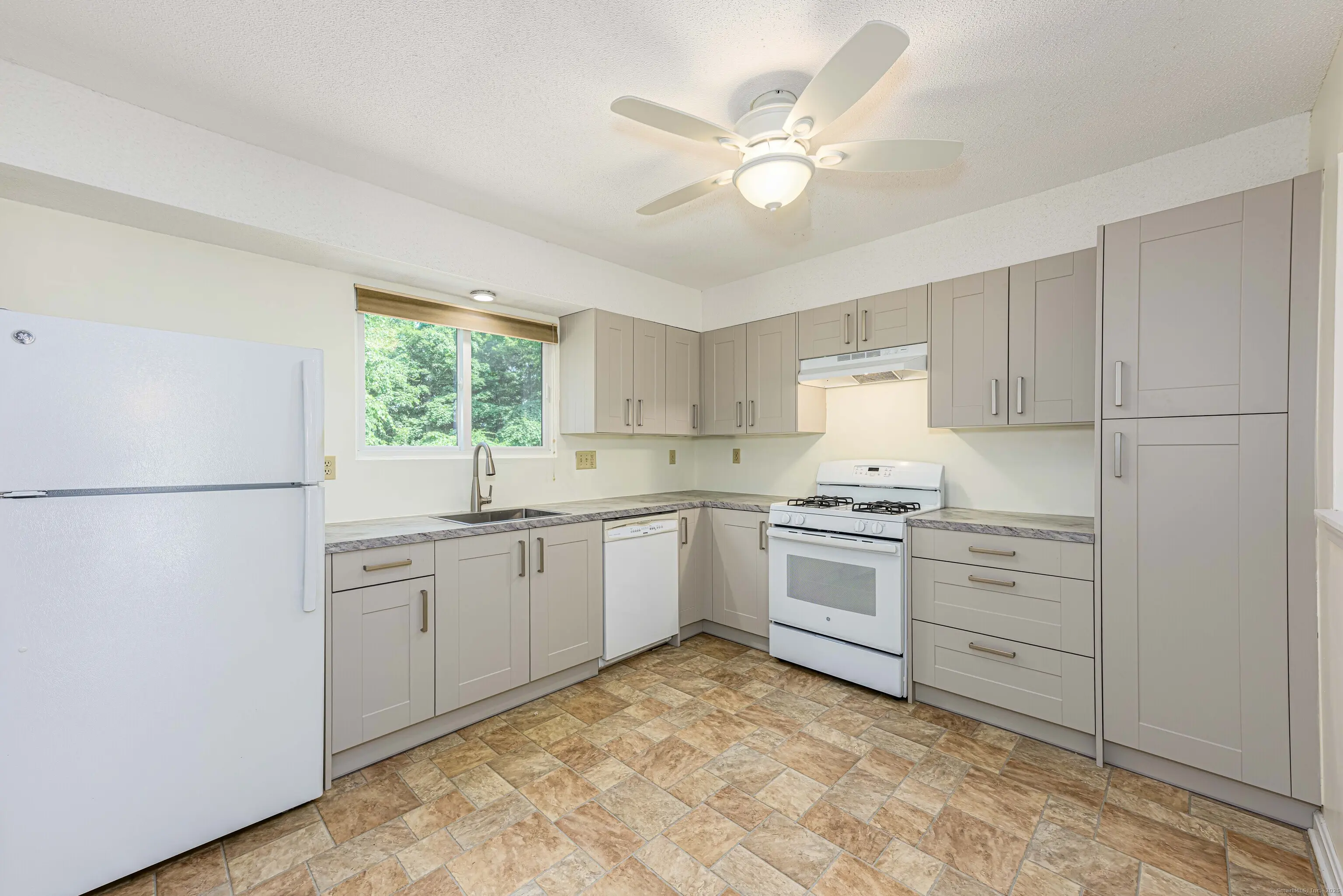 140 Thompson Street Apt 5b, East Haven