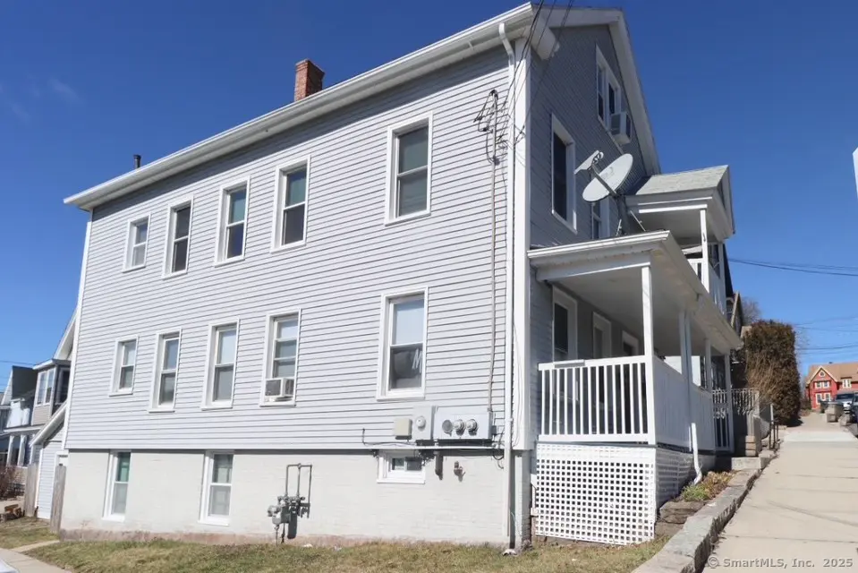 32 Center Street, New London