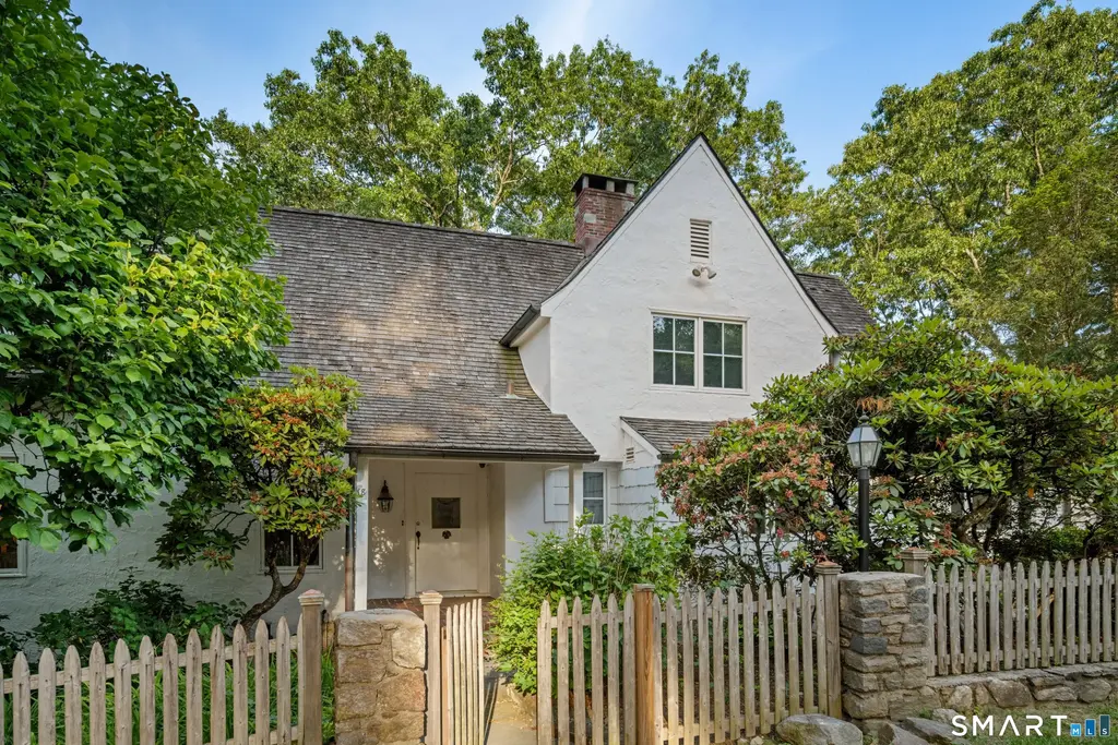 18 River Lane, Westport