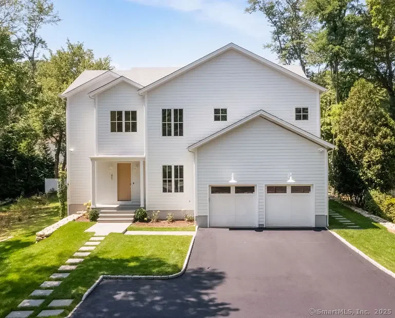 8 White Brich Lane, Middlebury