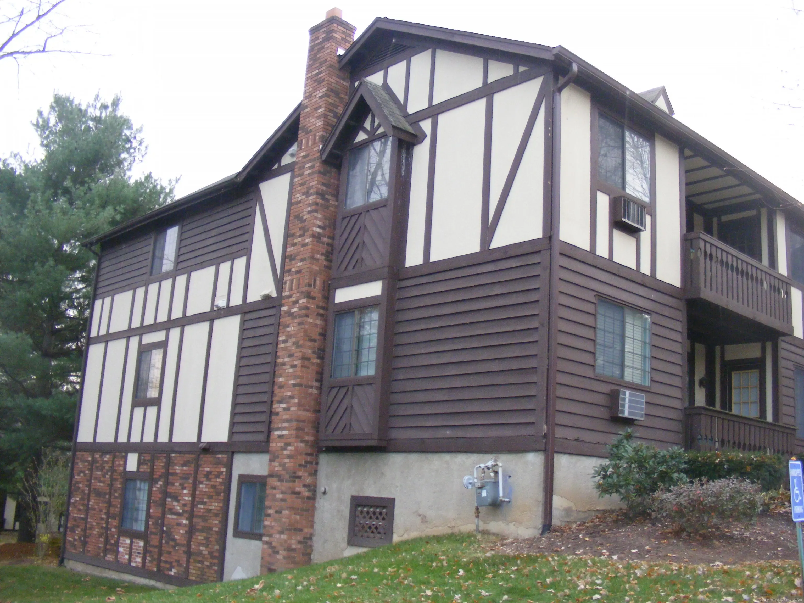 8 Rollingwood Drive 8, Brookfield