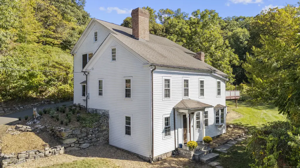 62 Codfish Hill Road, Bethel