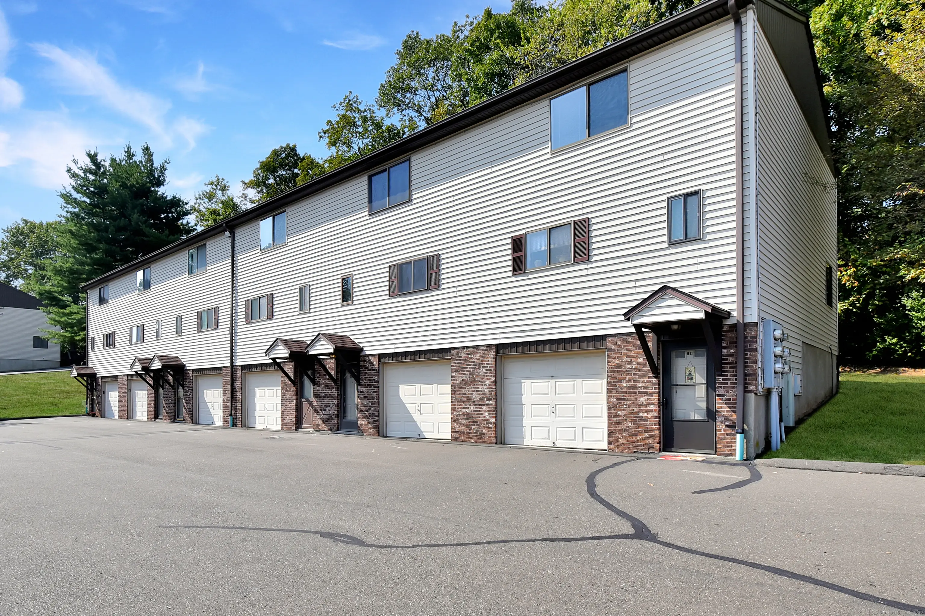 140 Thompson Street Apt 16e, East Haven