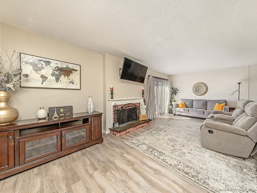 123 Pembroke Court 123, Meriden