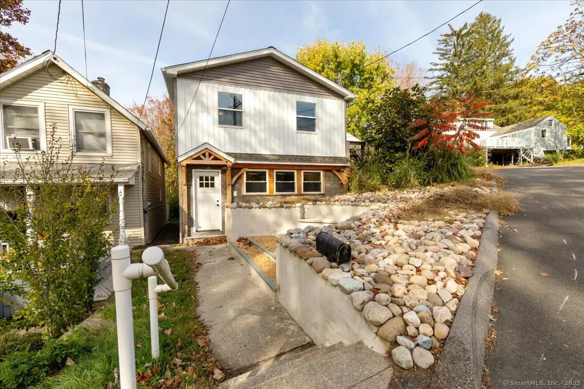 11 Winter Avenue, Deep River