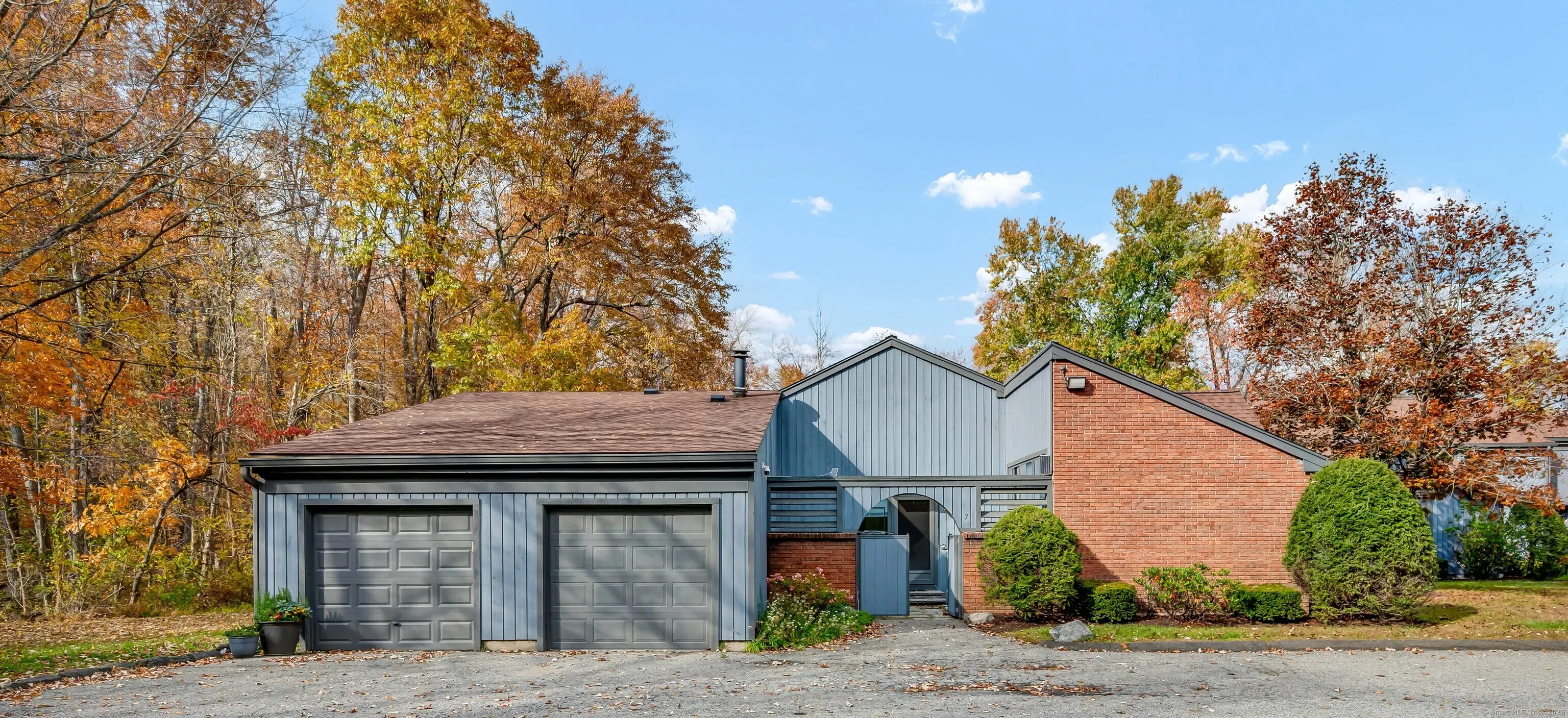 7 Hearthstone Drive 7, Brookfield