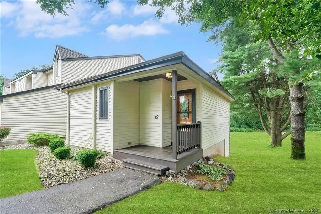 19 Simsbury Landing 19, Simsbury